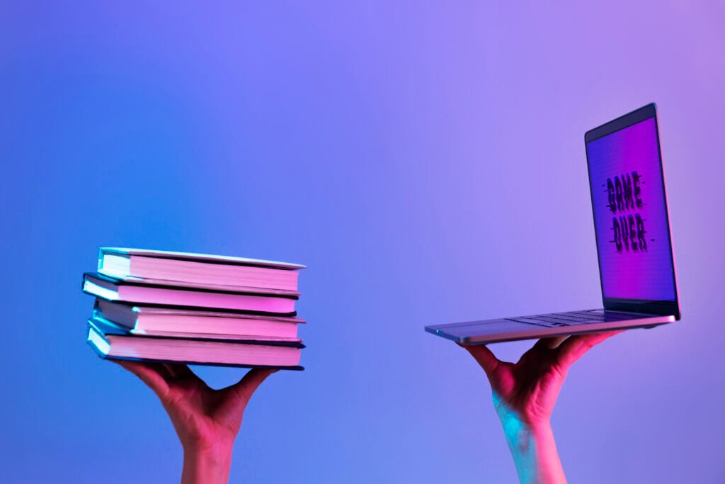 Duas mãos aparecem na tela em frente ao fundo azul. a mão esquerda segura livros e a mão direita um notebook.